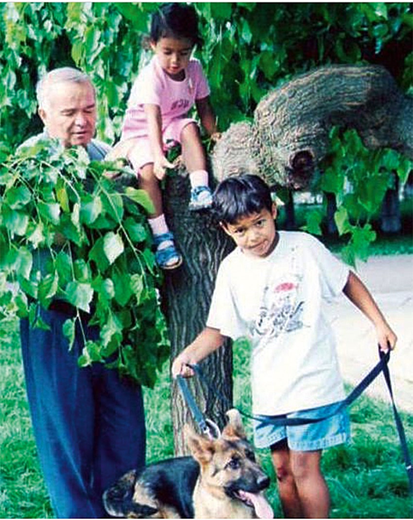 Отец Гульнары Ислам Каримов с ее детьми — сыном Исламом и дочерью Иман