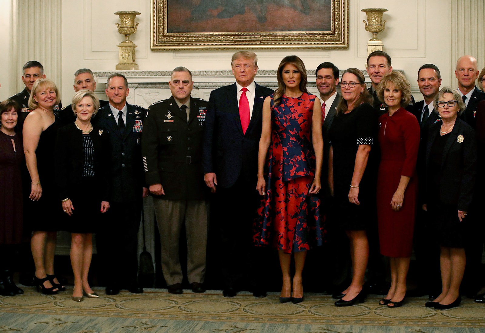 Мелания и Дональд Трамп встретились с офицерами и их женами