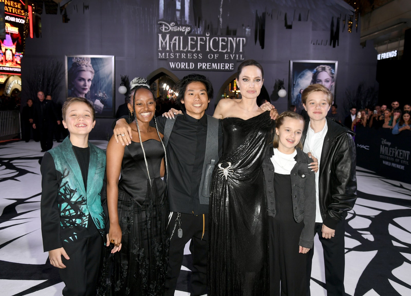 Анджелина Джоли с детьми Ноксом Захарой Паксом Вивьен и Шайло