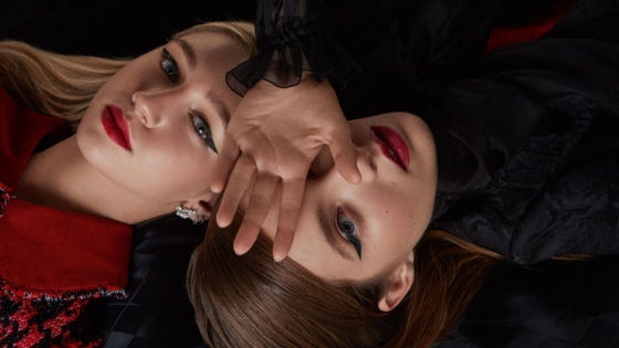 Дебютантки Tatler Анна Юнусова и Александра Гинер примеряют макияж перед Балом