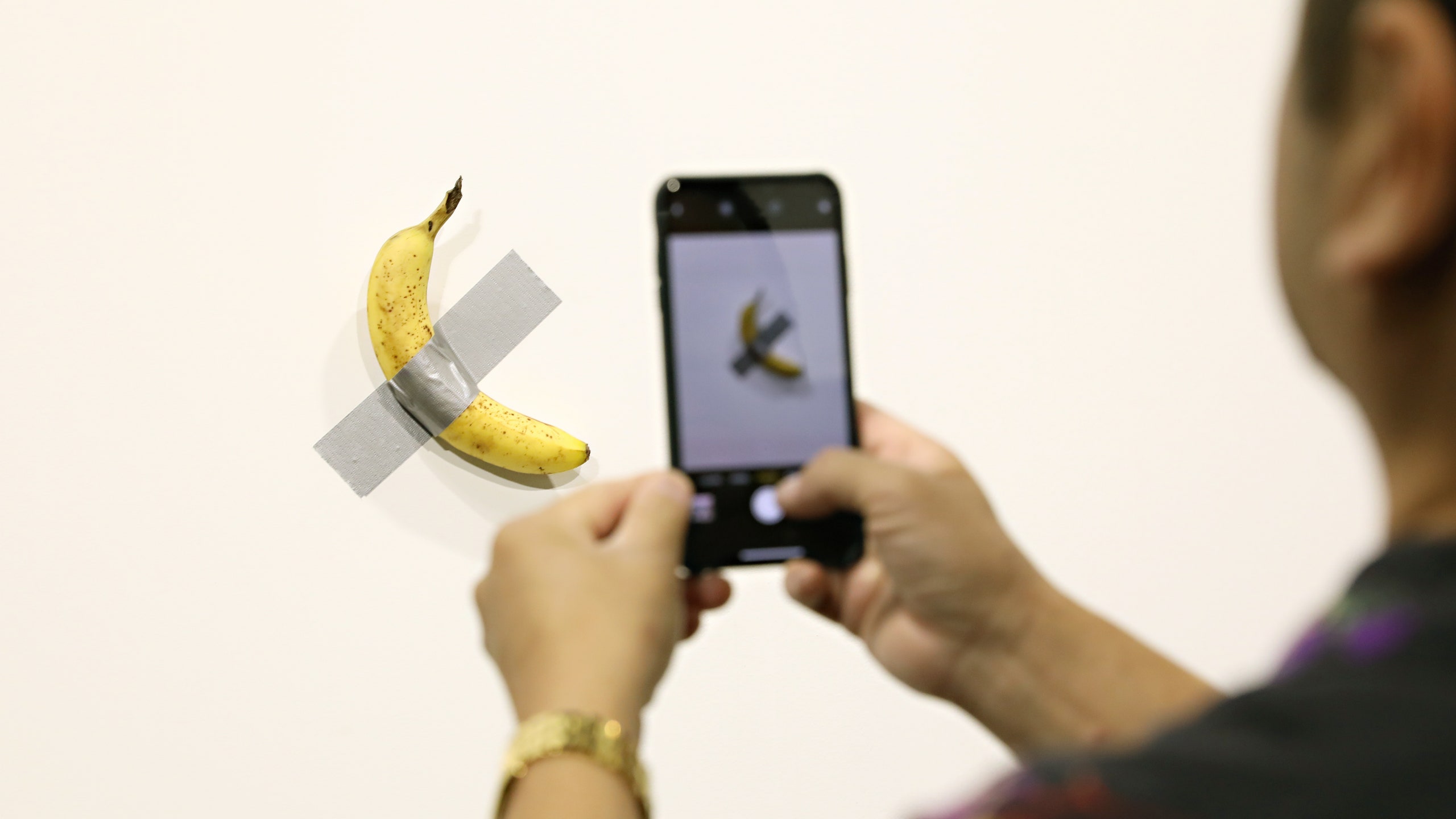 Банан прикрепленный клейкой лентой к стене продали за 120 тысяч долларов