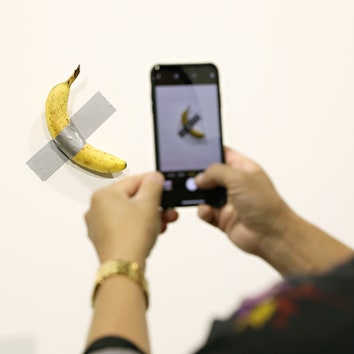 Банан, прикрепленный клейкой лентой к стене, продали за 120 тысяч долларов