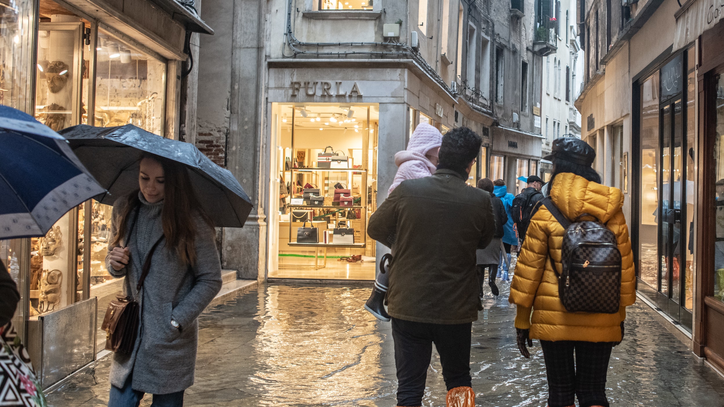 Роскошь под угрозой фото затопленных бутиков в Венеции