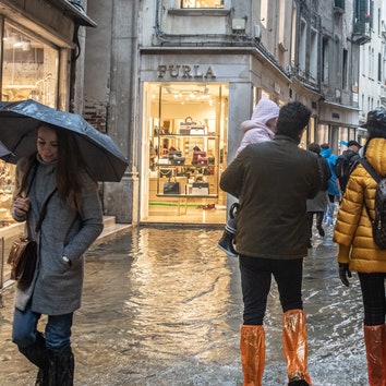 Роскошь под угрозой: фото затопленных бутиков в Венеции