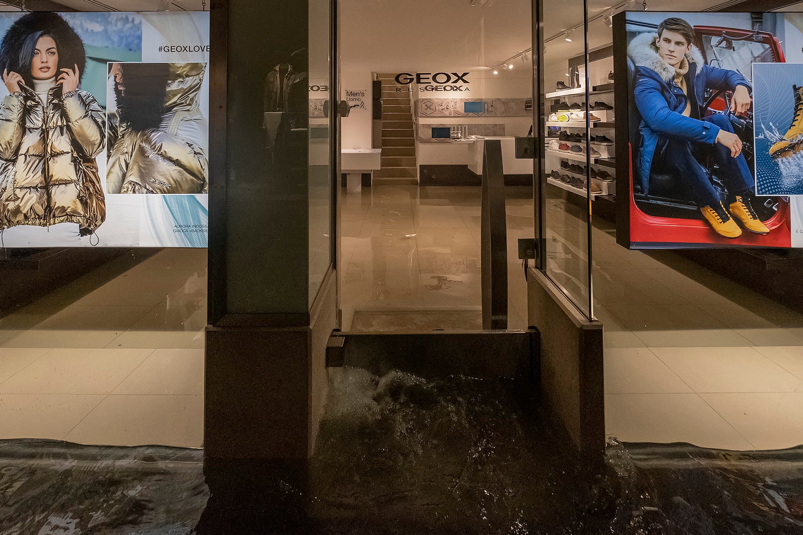 Роскошь под угрозой фото затопленных бутиков в Венеции