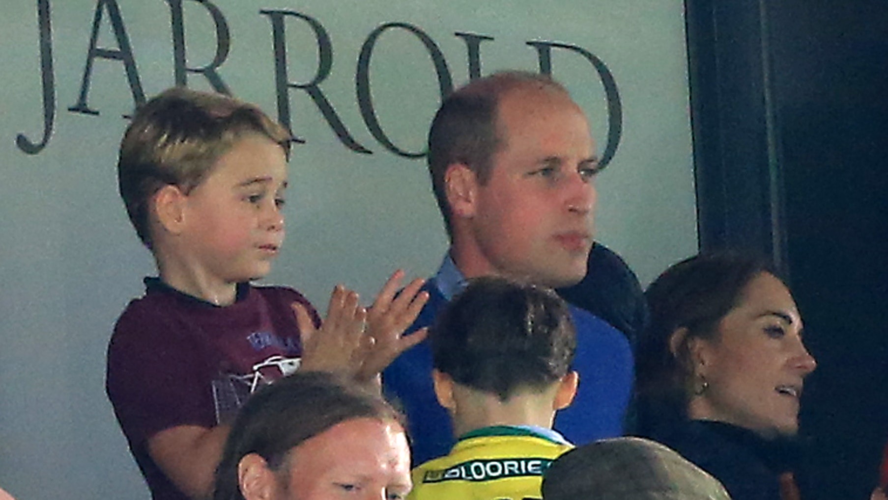 Принц Уильям и Кейт Миддлтон привели детей на футбол