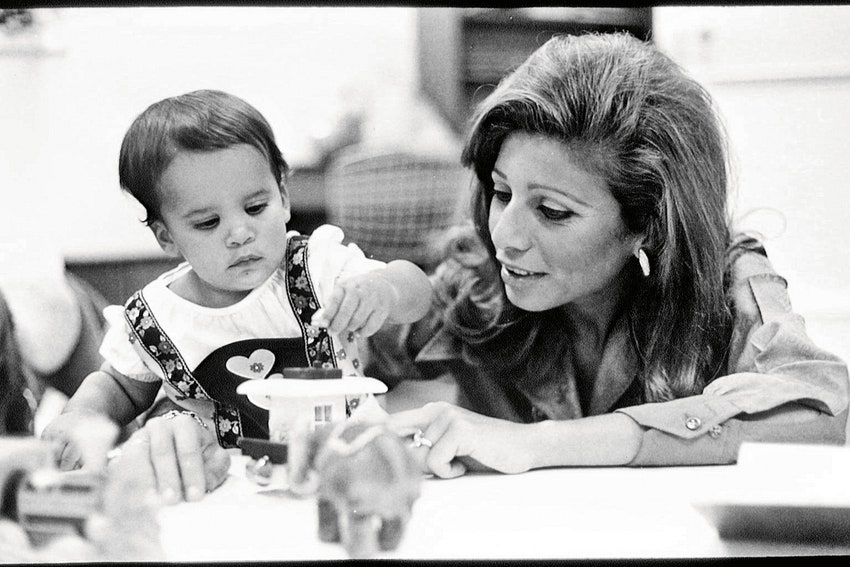 С матерью королевой Алией 1975