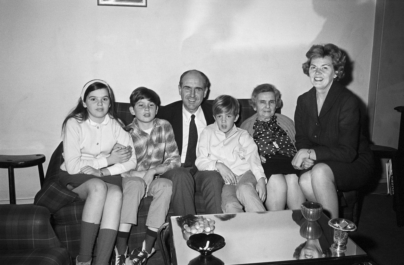 Андреас и Маргарет Папандреу с детьми
