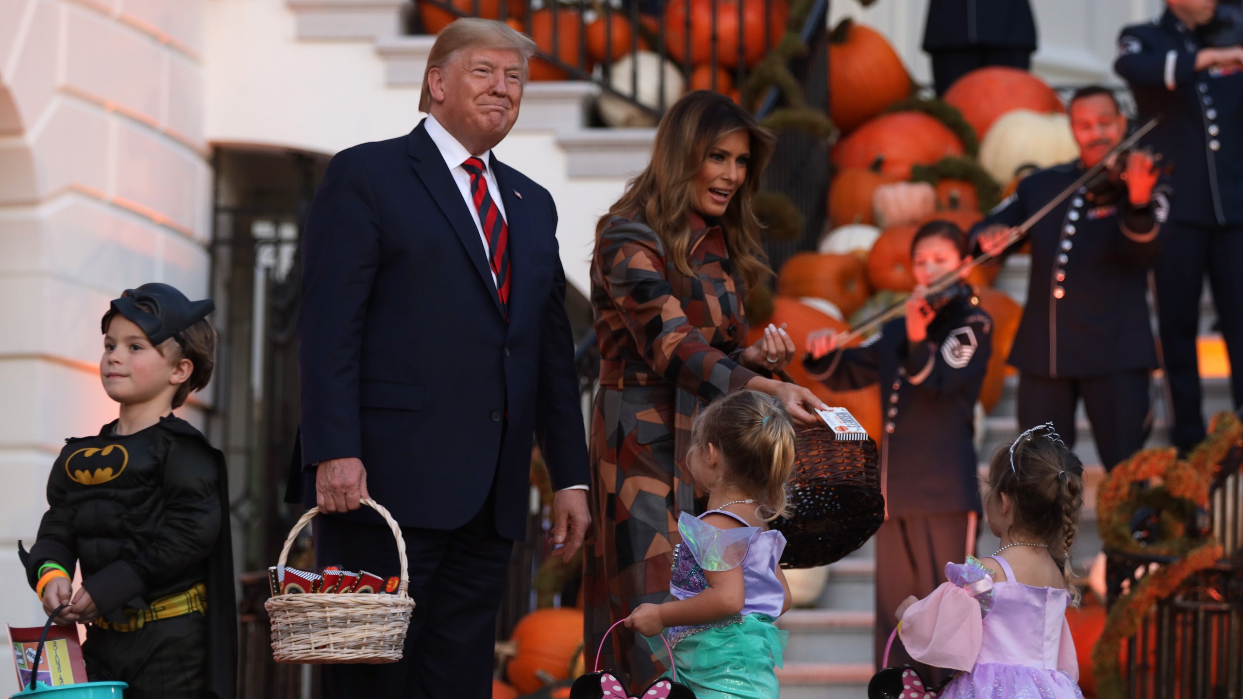 Дональд и Мелания Трамп отпраздновали Хэллоуин в Белом доме