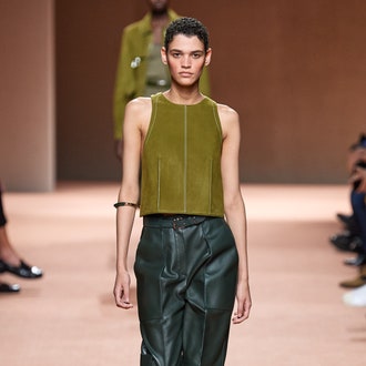 Кожаные фартуки на показе Hermès