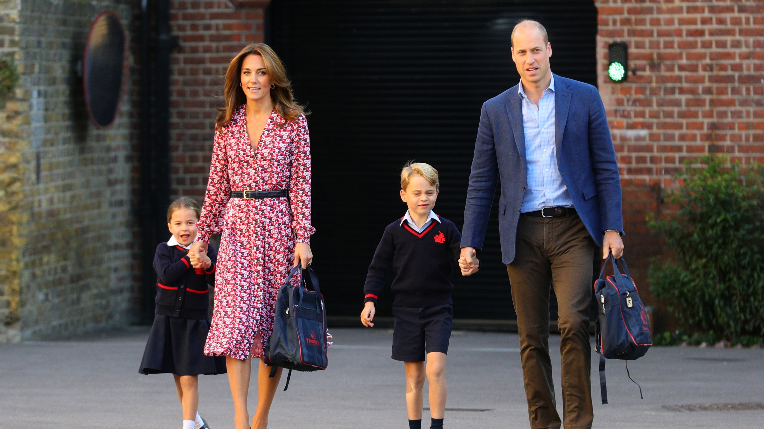 Кейт Миддлтон и принц Уильям отвели принца Джорджа и принцессу Шарлотту в школу