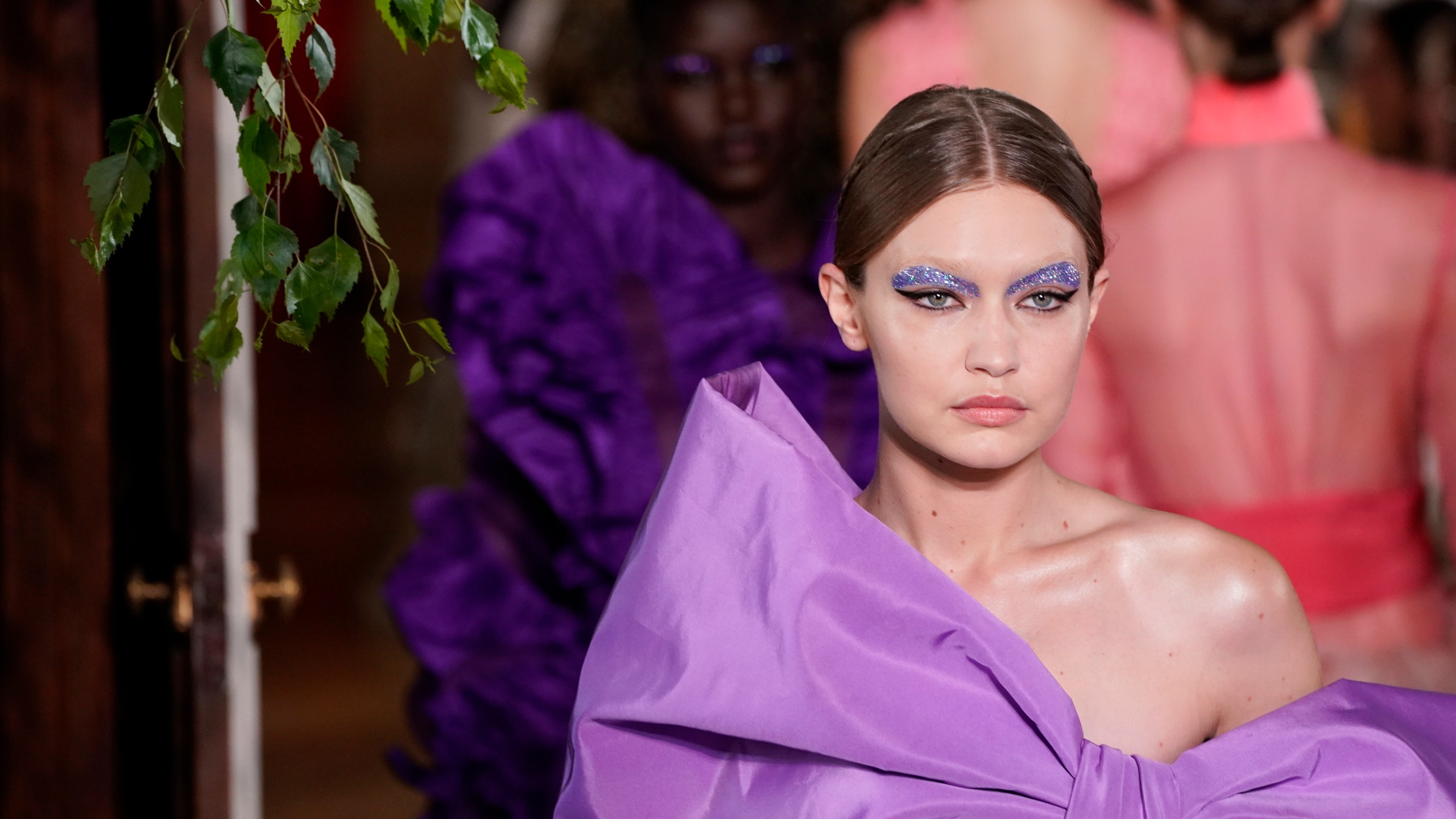 Буйство цвета этнические мотивы и глиттер на показе Valentino Haute Couture