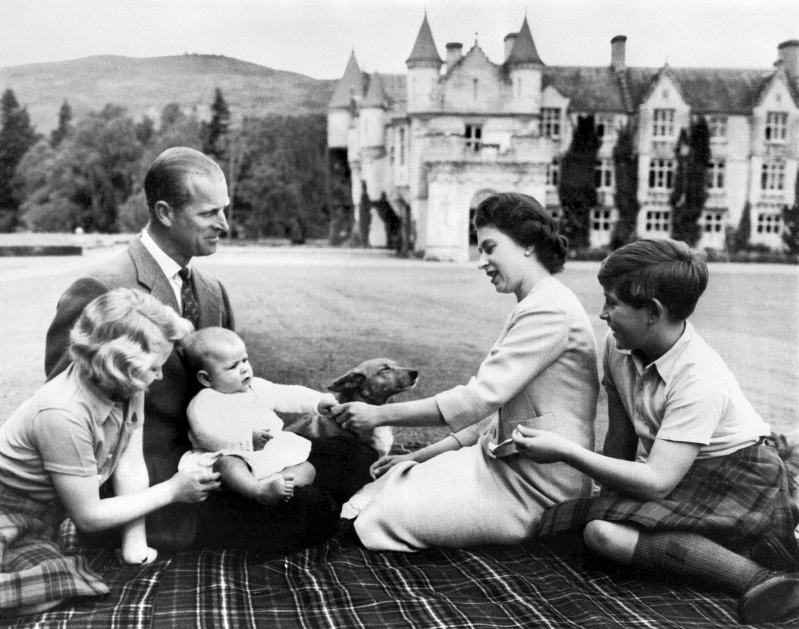 Принц Филипп и Елизавета II с детьми принцессой Анной принцем Чарльзом и принцем Эндрю в Балморале 1960 год