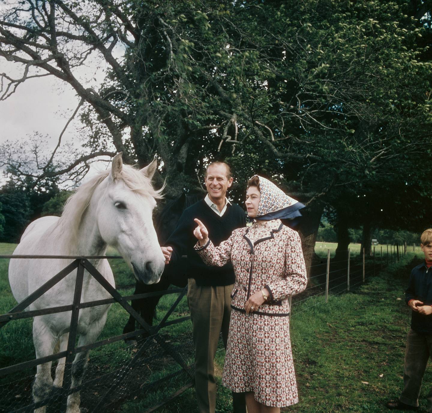 Принц Филипп и Елизавета II в Балморале 1972 год