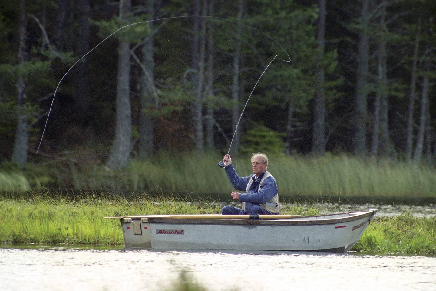 Принц Филипп на рыбалке в Балморале 1993 год