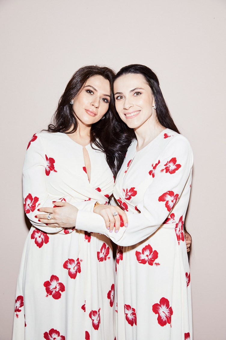 С сестрой Инарой  в Москве 2018.