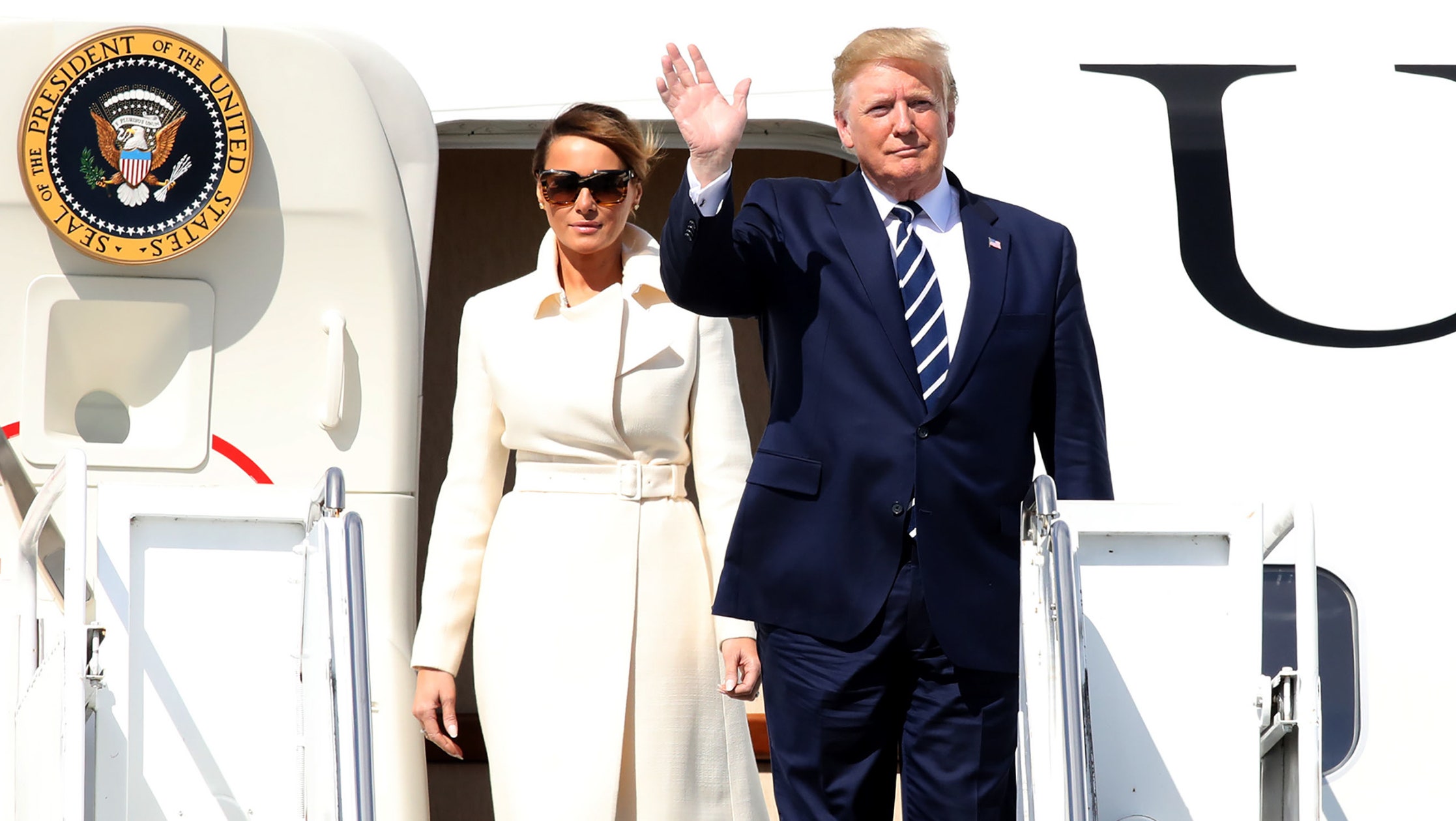 Дональд и Мелания Трамп прилетели в Ирландию