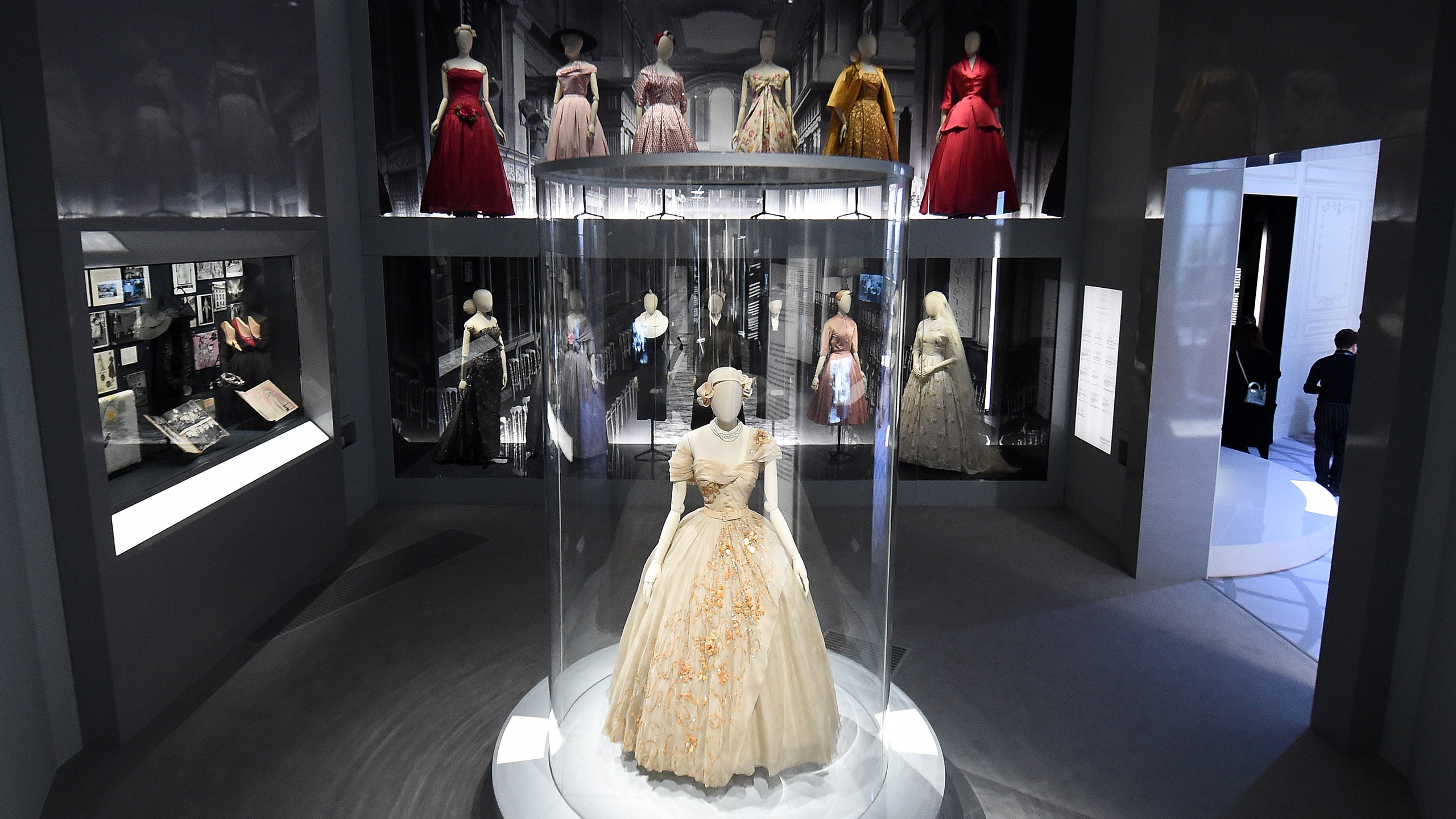 Выставка Dior в Музее Виктории и Альберта поставила рекорд