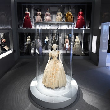 Выставка Dior в Музее Виктории и Альберта поставила рекорд