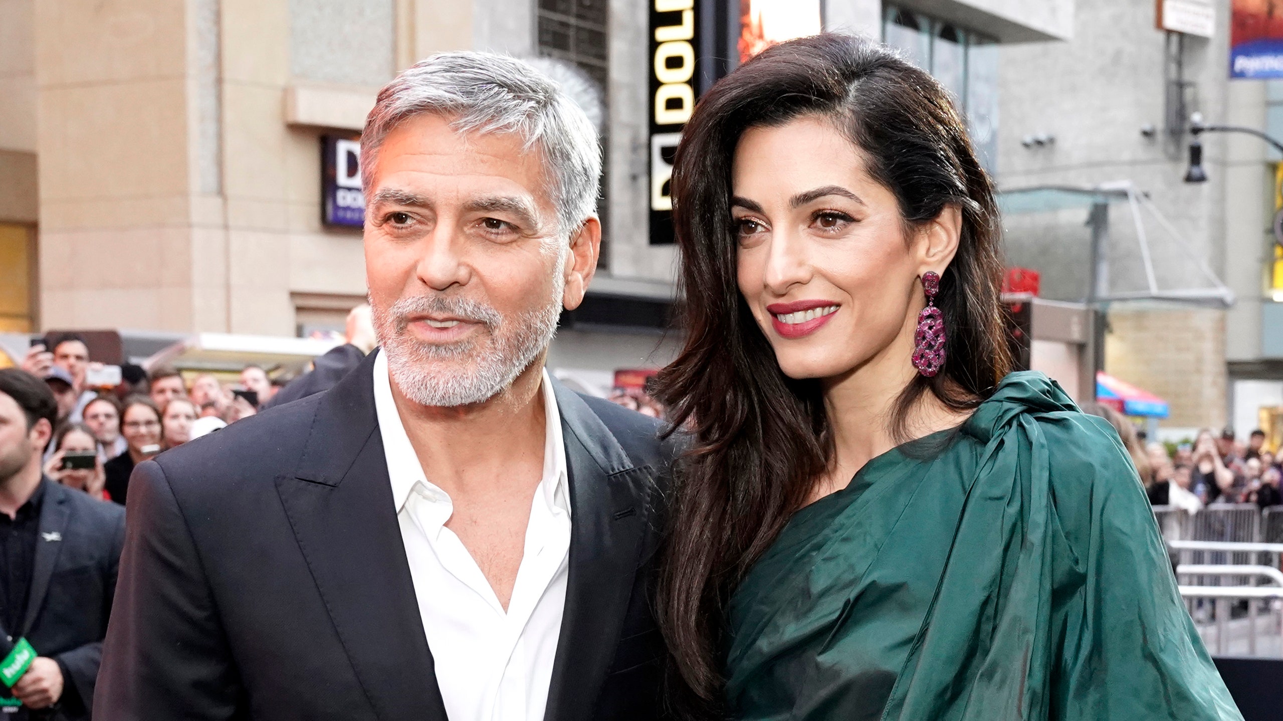 Джордж и Амаль Клуни на премьере сериала «Уловка22» в ЛосАнджелесе