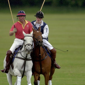 Принц на коне: Уильям, Гарри и другие представители королевских семей играют в поло