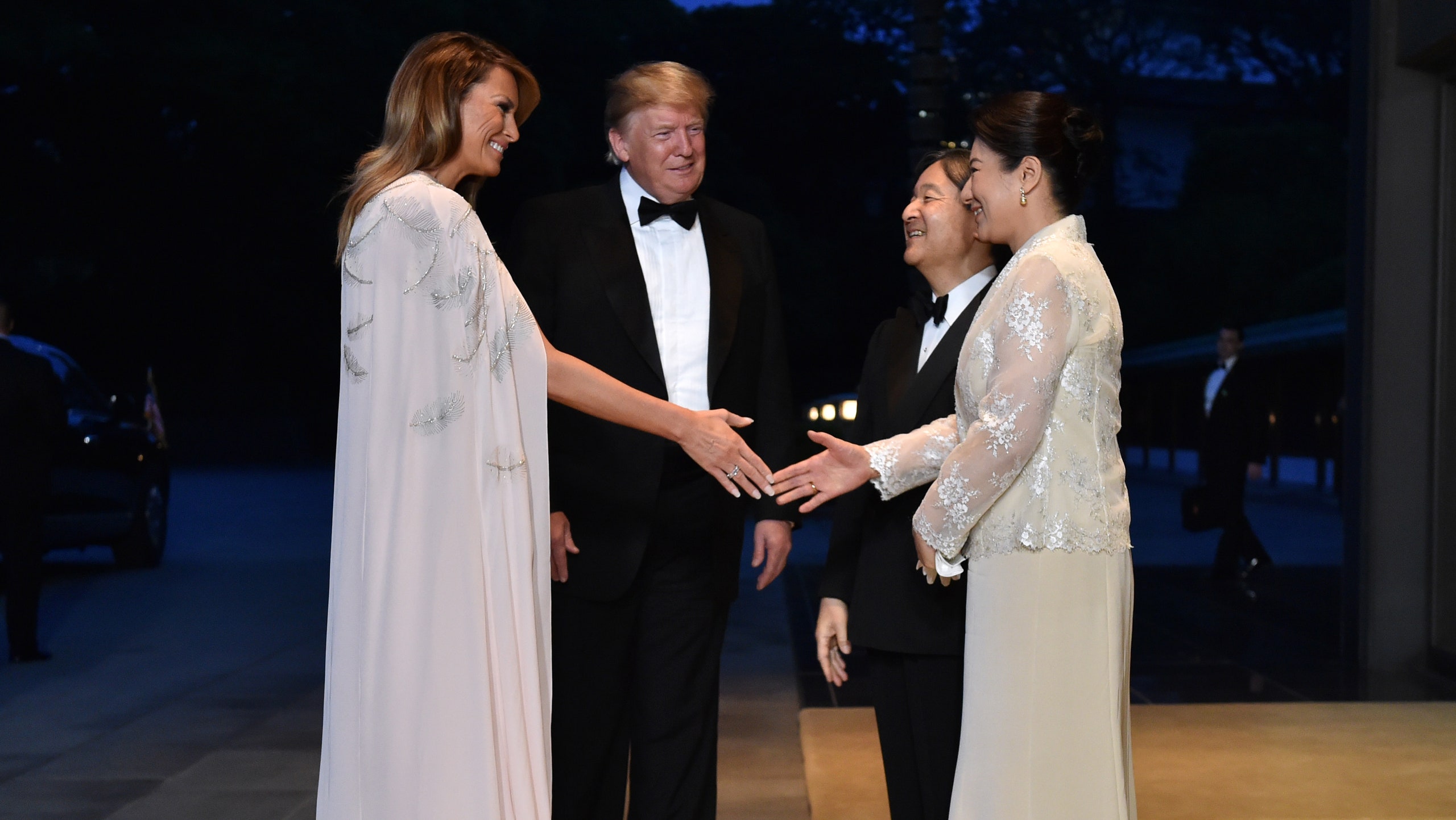 Мелания и Дональд Трамп на галаужине во дворце японского императора