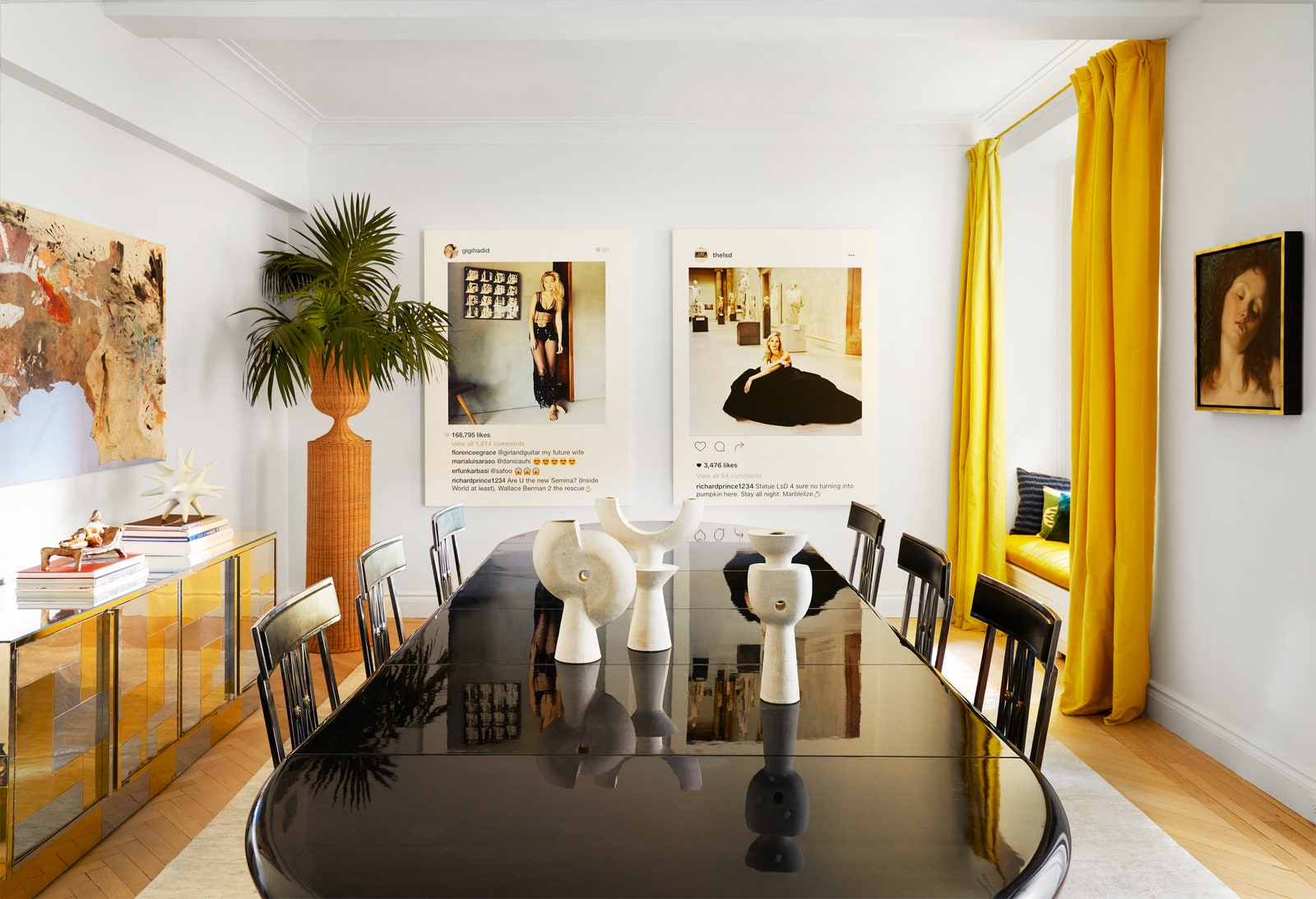 В гостиной на стенах два инстаграмкадра Ричарда Принса картины Нейта Лоумана  и Джона Каррена