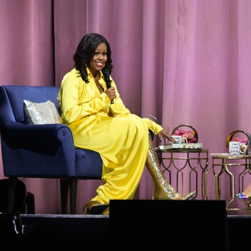 Сапоги с глиттером и джинсовые костюмы: образы Мишель Обамы во время книжного промо-тура