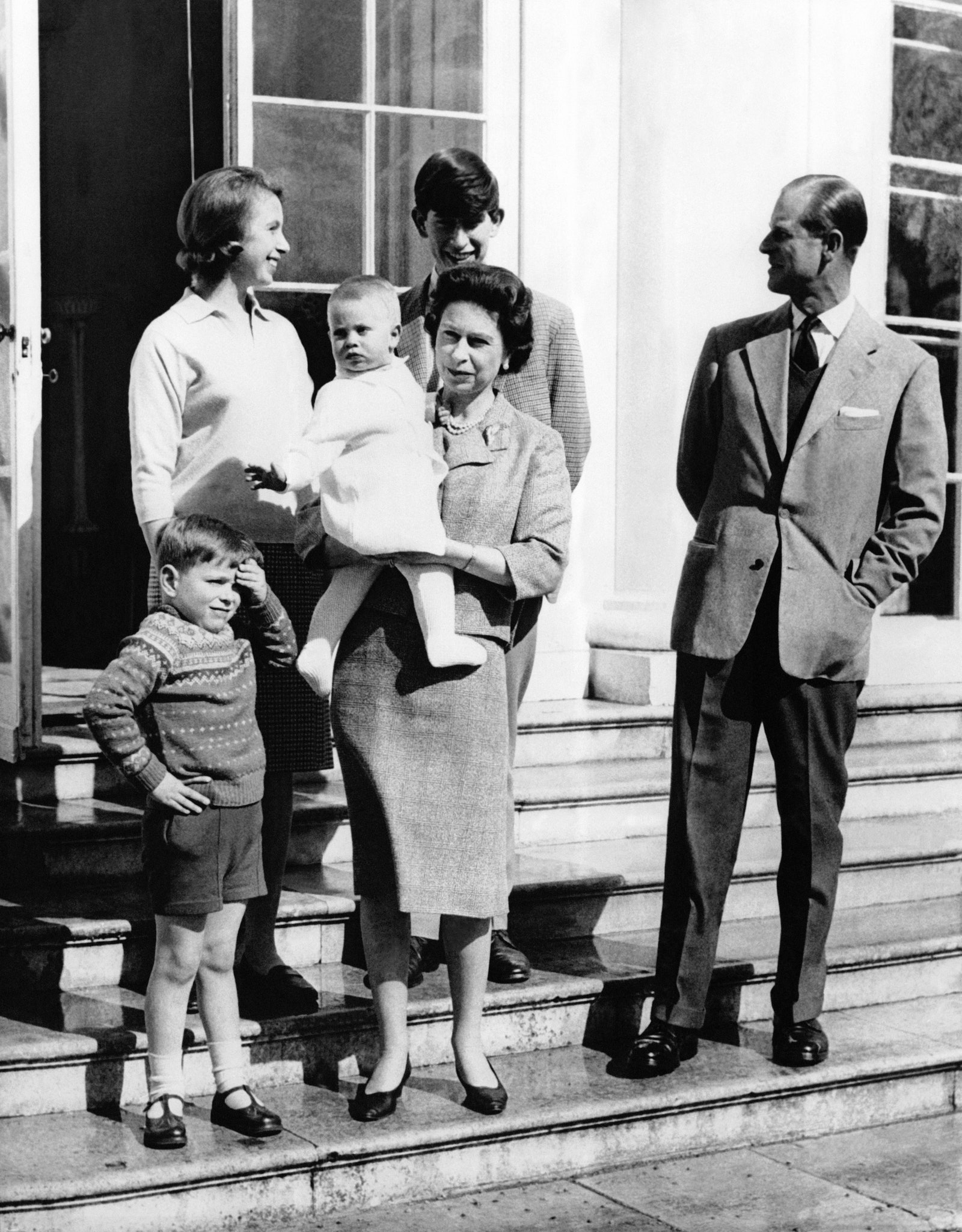 Елизавета II и принц Филипп с детьми принцем Чарльзом принцессой Анной принцем Эндрю и принцем Эдвардом во Фрогморхаус...