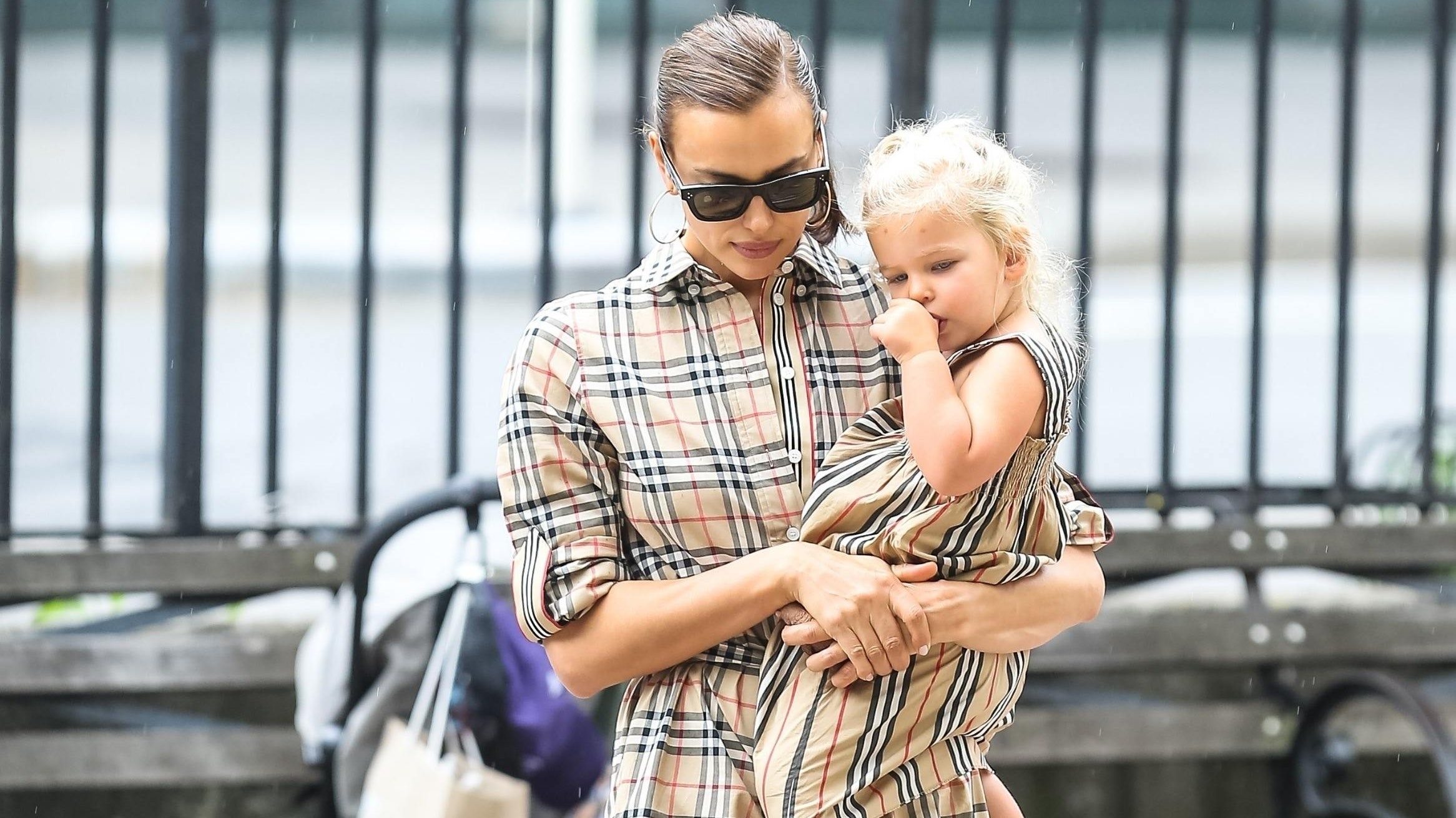 Ирина Шейк с дочерью Леей на прогулке по НьюЙорку