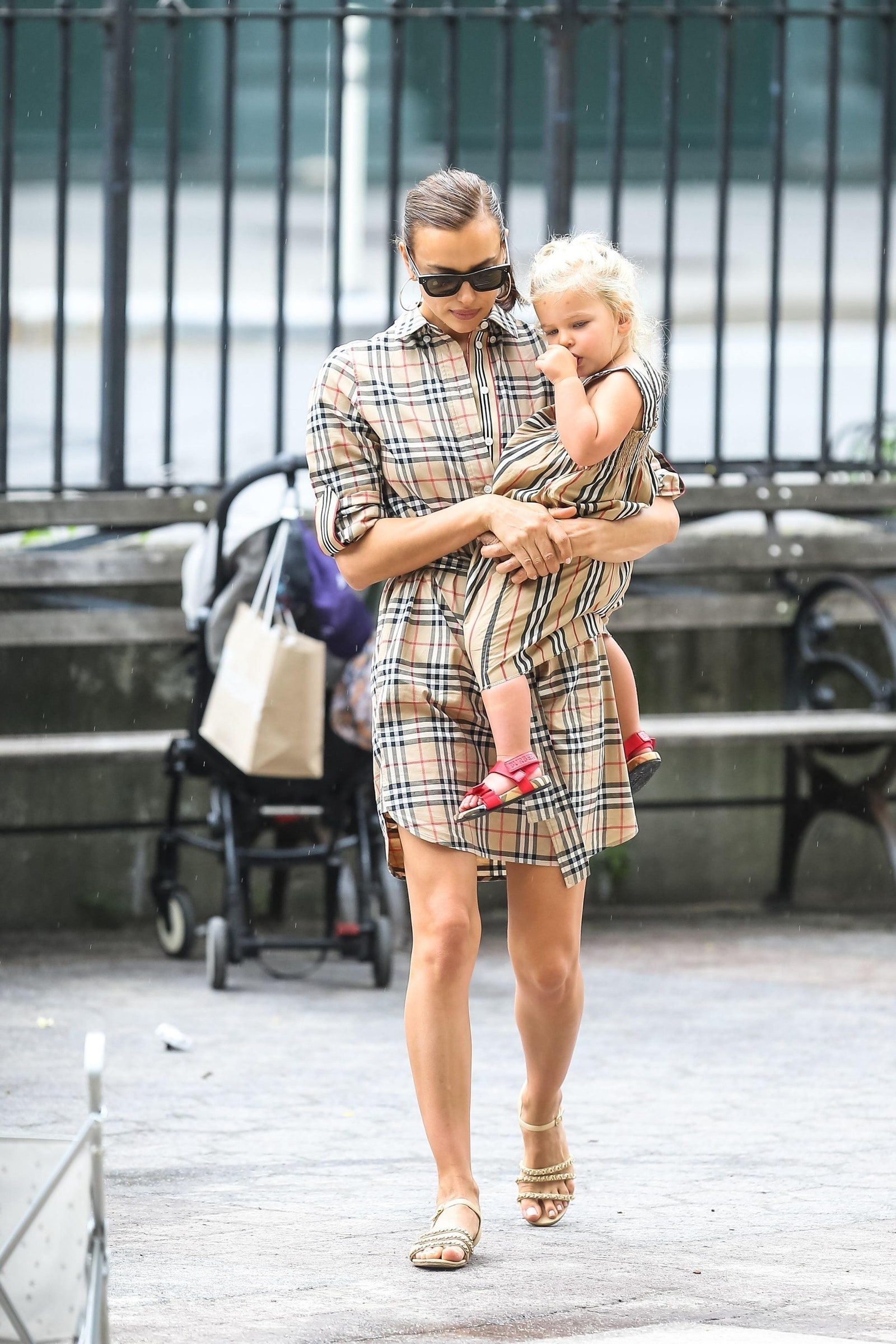 Ирина Шейк с дочерью Леей на прогулке по НьюЙорку