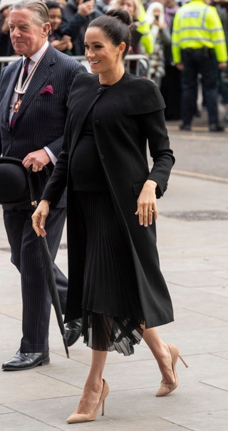 На Меган пальто иnbspплатье Givenchy туфли Manolo Blahnik.