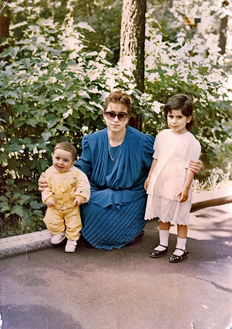 Тата с мамой Этери и братом Саркисом 1994.