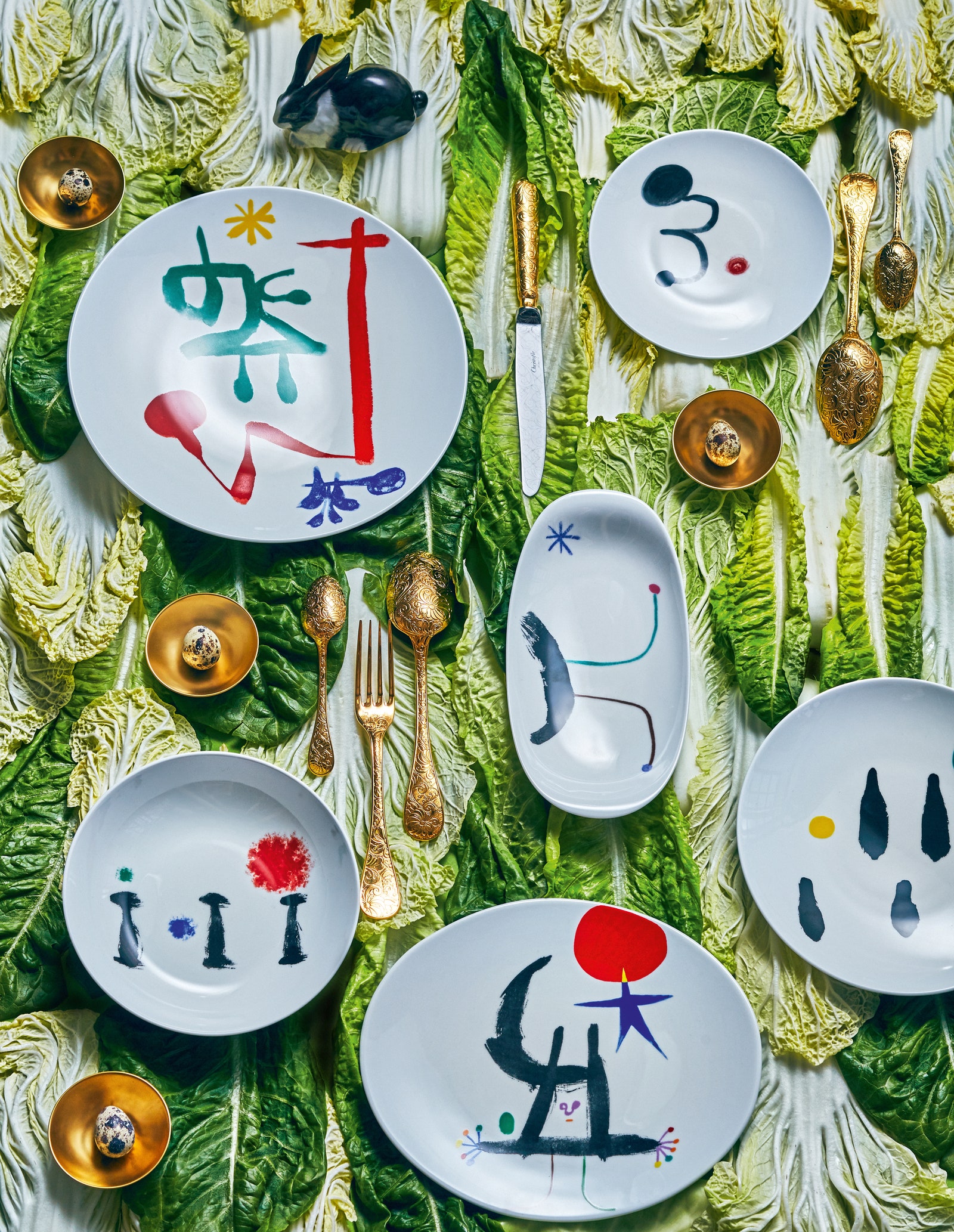 фарфоровые тарелки из сервиза из ста предметов на двенадцать персон Parler Seul by Joan Miró 2 545 000 руб. за сервиз...