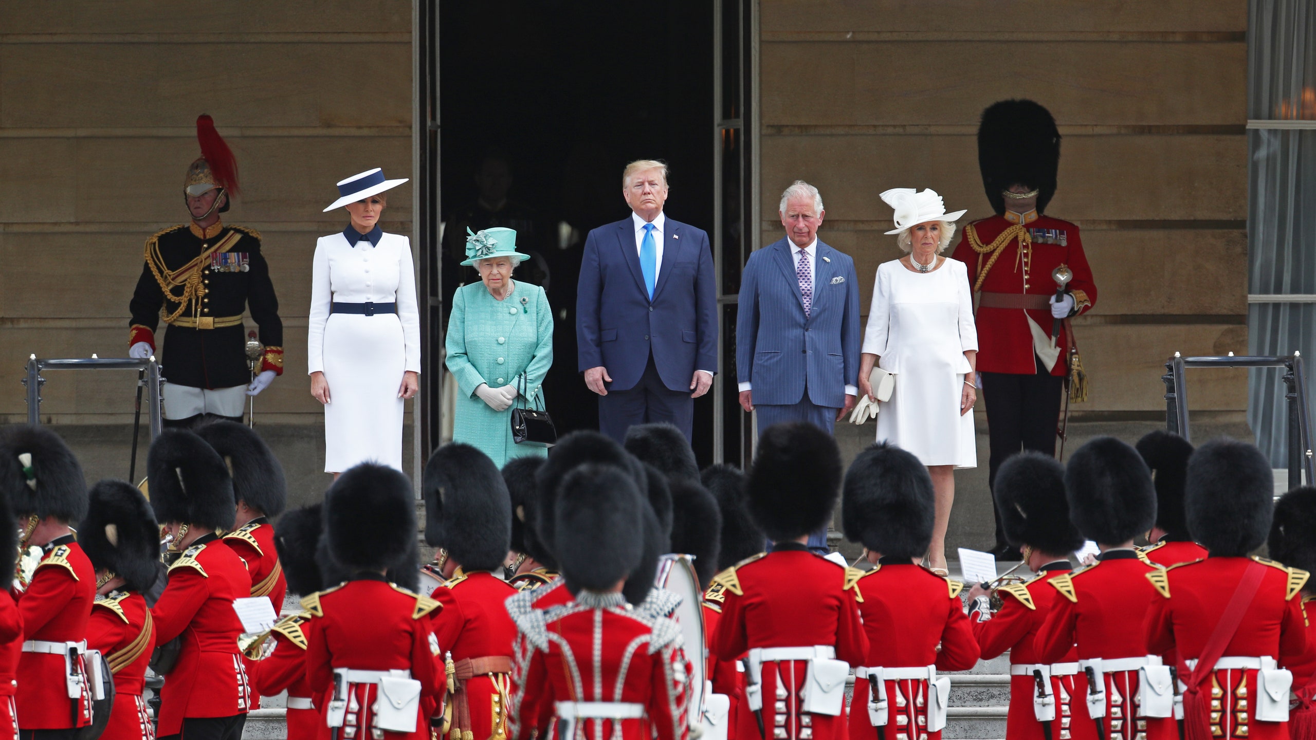 Дональд и Мелания Трамп на встрече с Елизаветой II в Лондоне