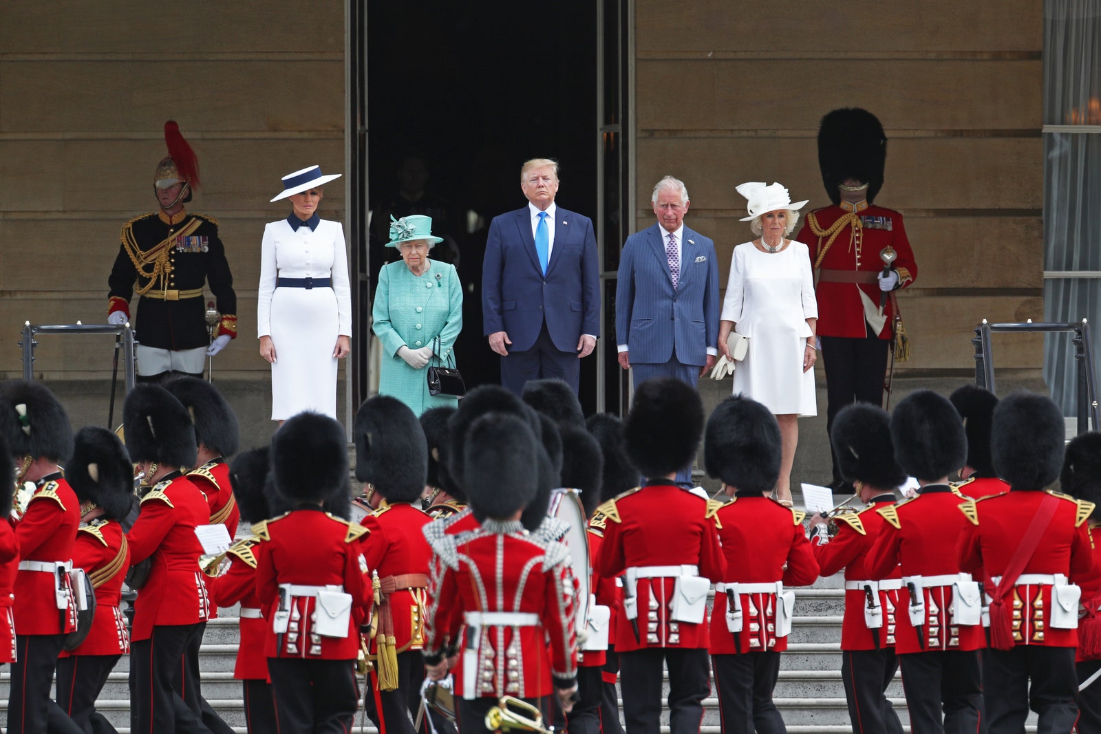 Дональд и Мелания Трамп на встрече с Елизаветой II в Лондоне
