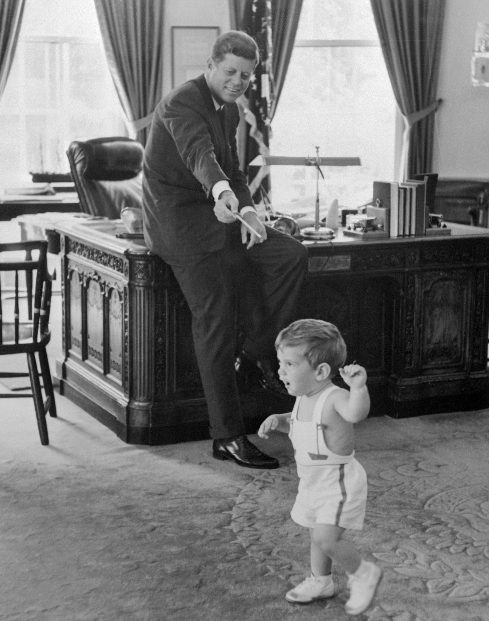 Джон Кеннеди с сыном Джоном