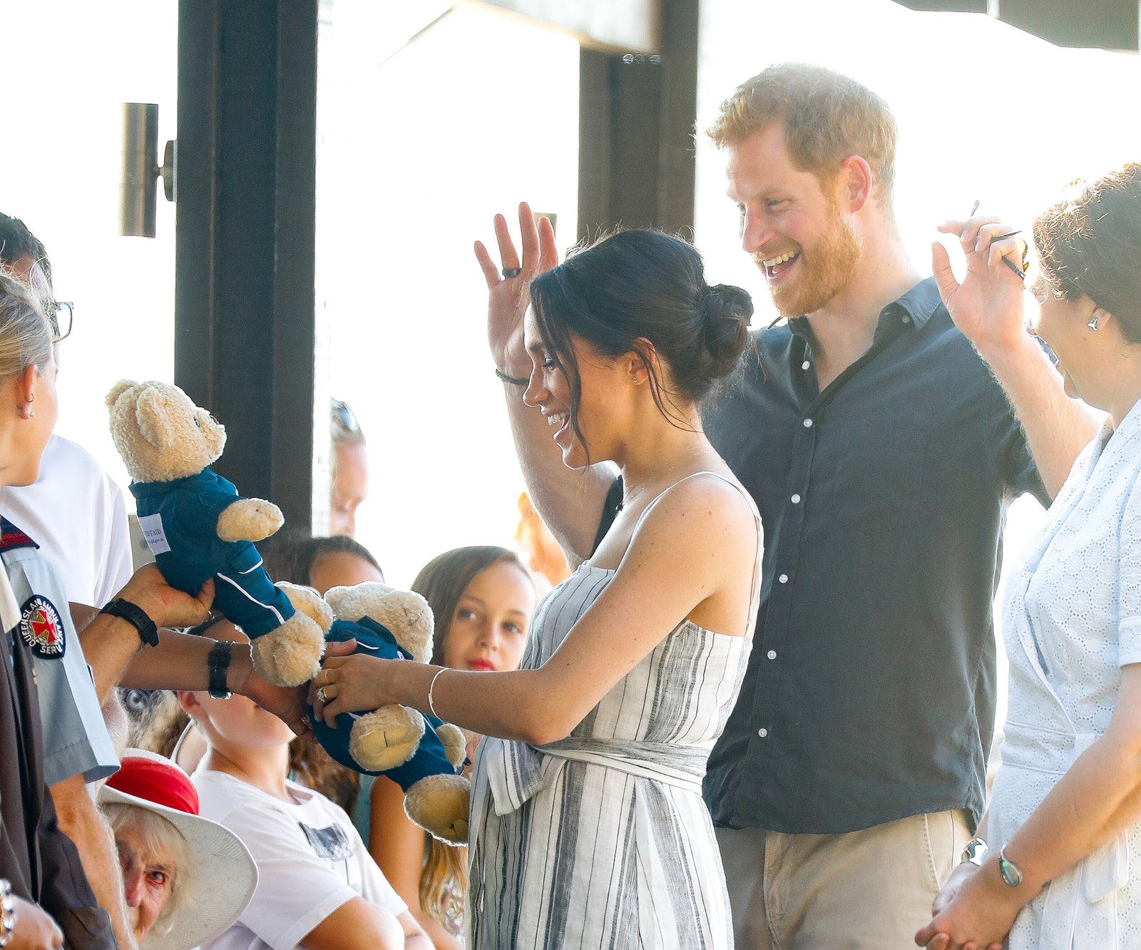 Будущему ребенку принца Гарри и Меган Маркл вручили больше двухсот подарков за два месяца