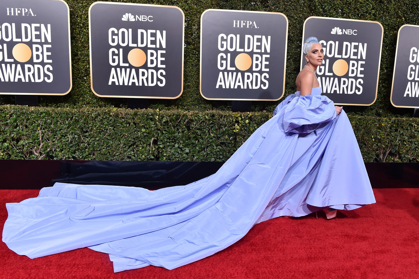 Леди Гага в Valentino Couture на «Золотом глобусе» 2019