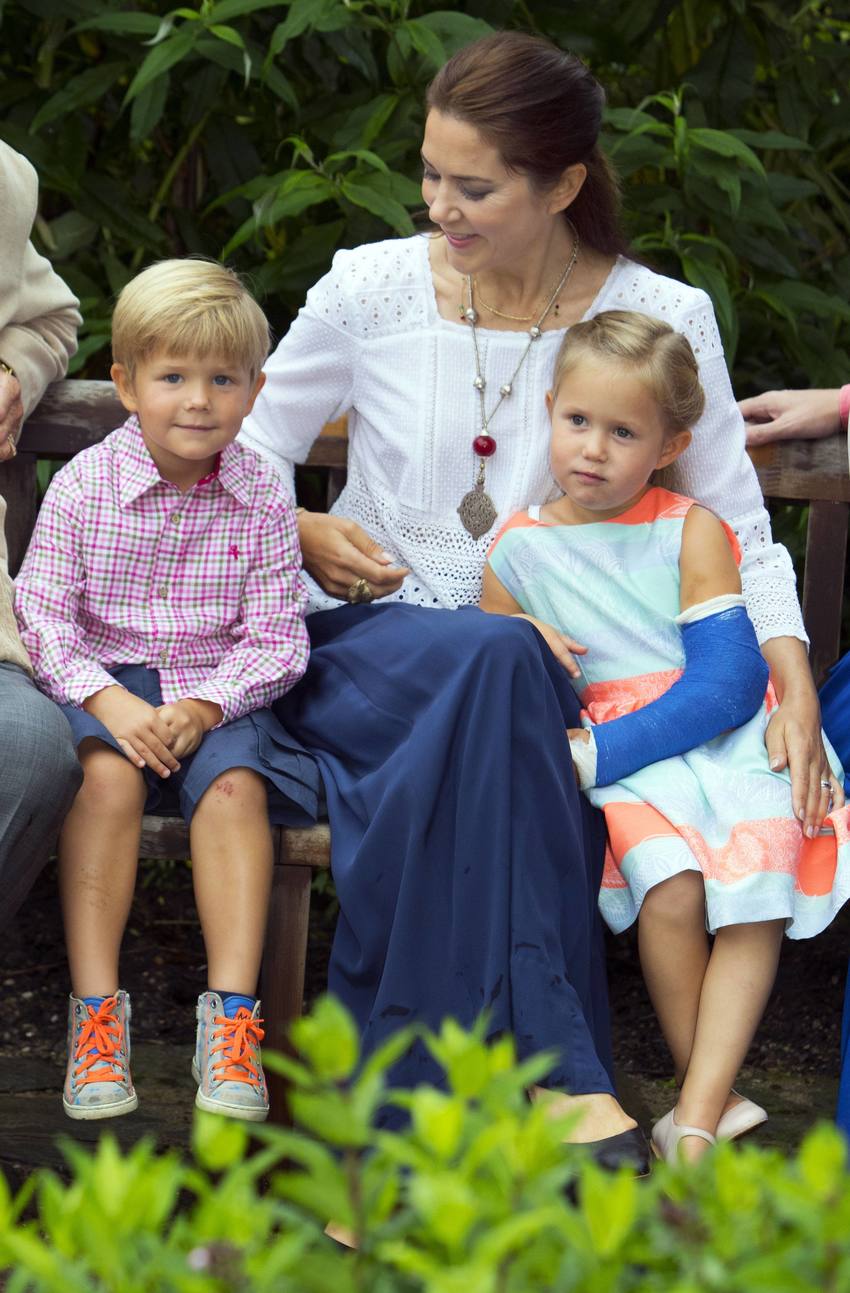 Принц Винсент и принцесса Жозефина с мамой кронпринцессой Мэри