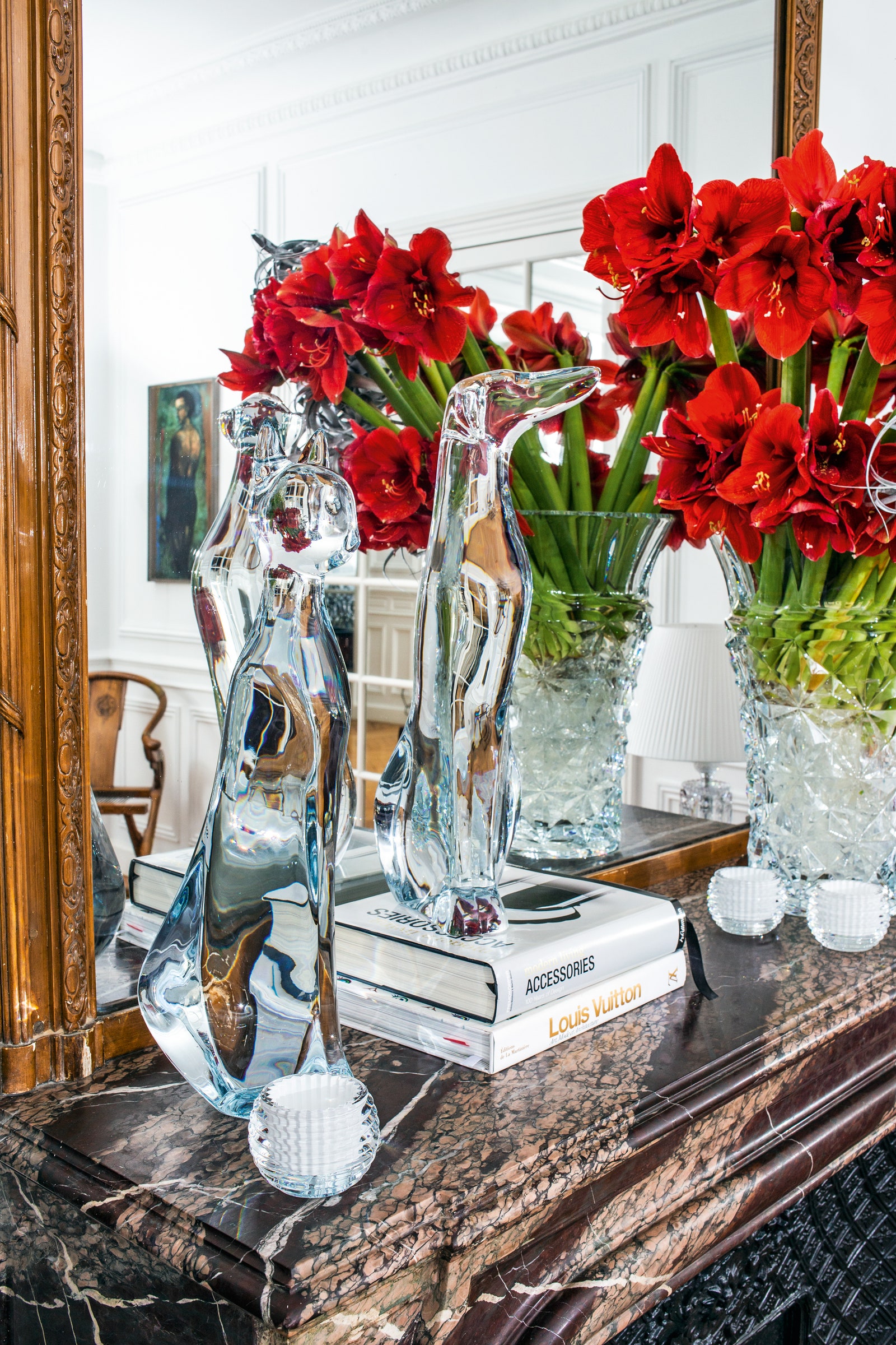 На каминной полке хрустальные скульптуры Baccarat «Кошка» и «Собака» дизайна Роберта Риго
