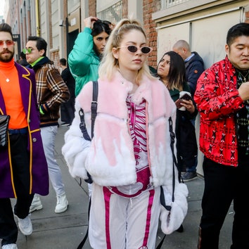 Цветной трикотаж, перья и очень короткие шорты в стритстайл-хрониках Недели моды в Милане