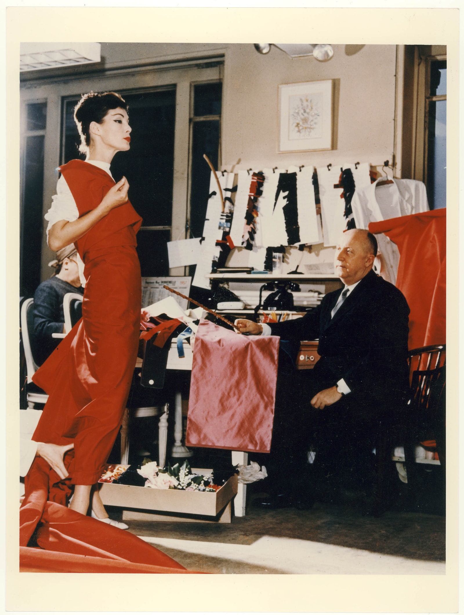 Кристиан Диор с моделью Лаки 1955.