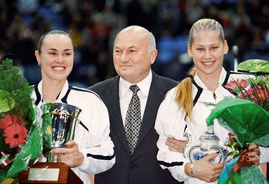 Мэр Москвы Юрий Лужков с теннисистками Мартиной Хингис и Анной Курниковой на Кубке Кремля 2000.