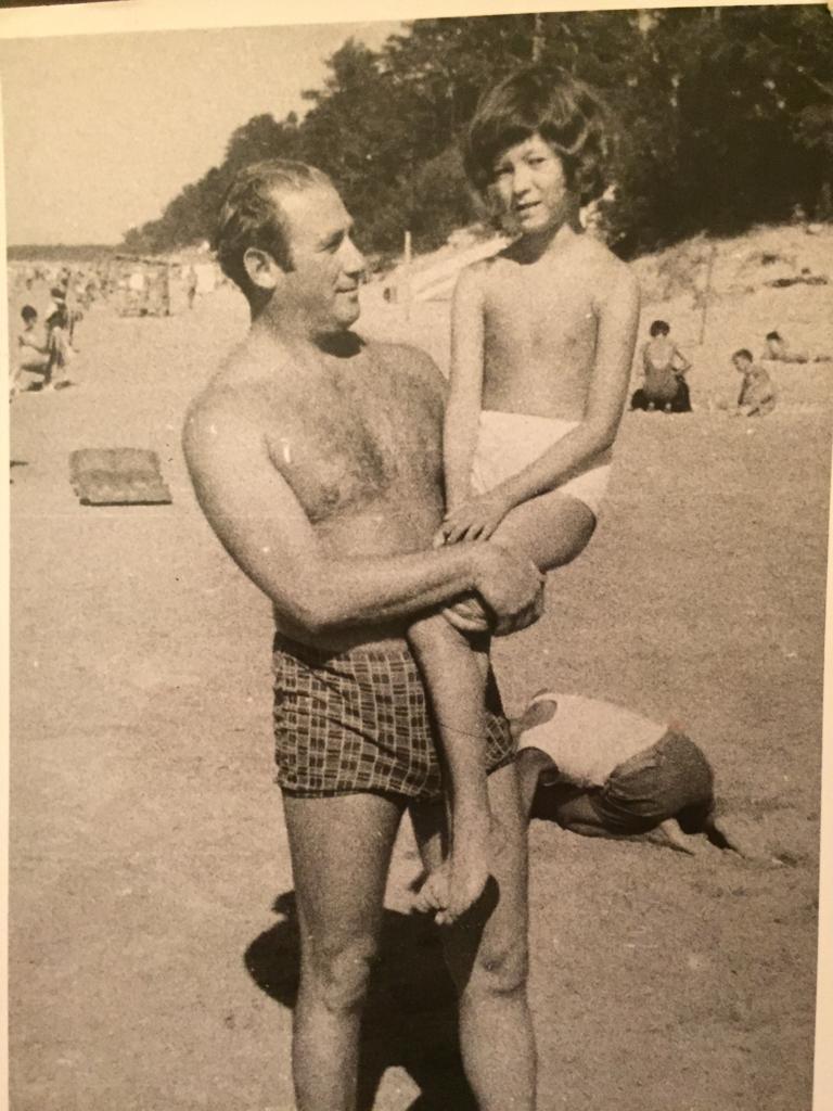 С дочерью Ольгой на пляже в УстьНарве середина 1970х.
