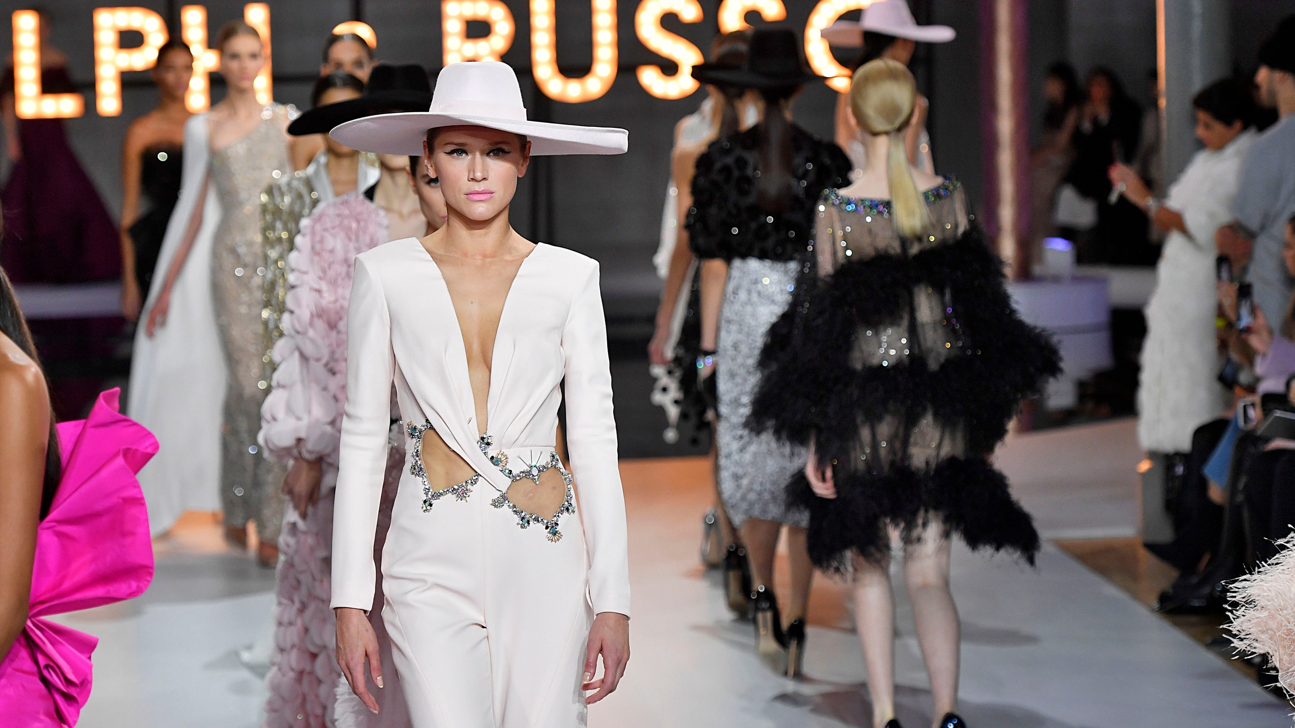 Показ коллекции Ralph  Russo Couture сезона весналето 2019 в Париже