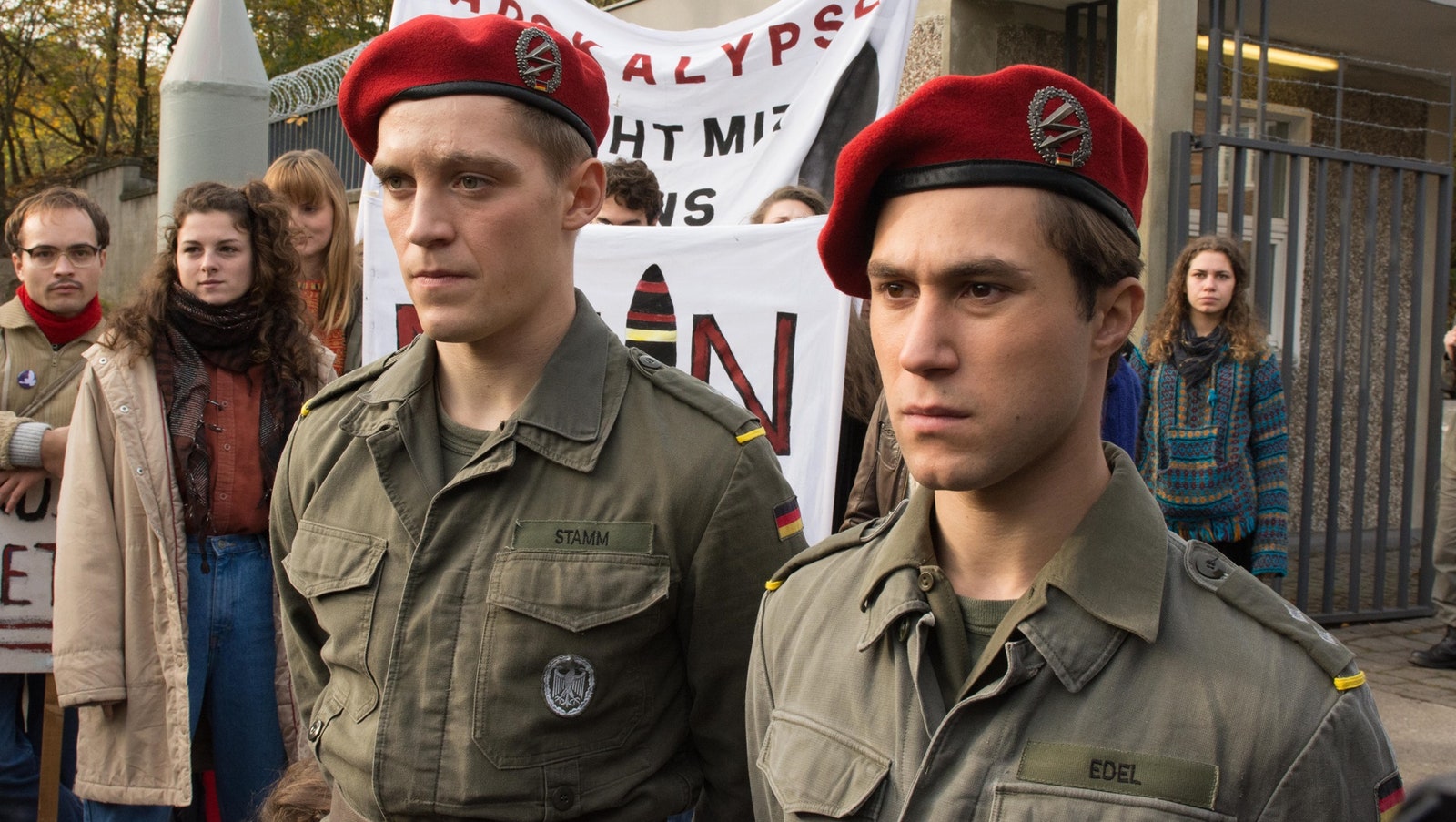 10 сериалов которых вам хватит на все праздники