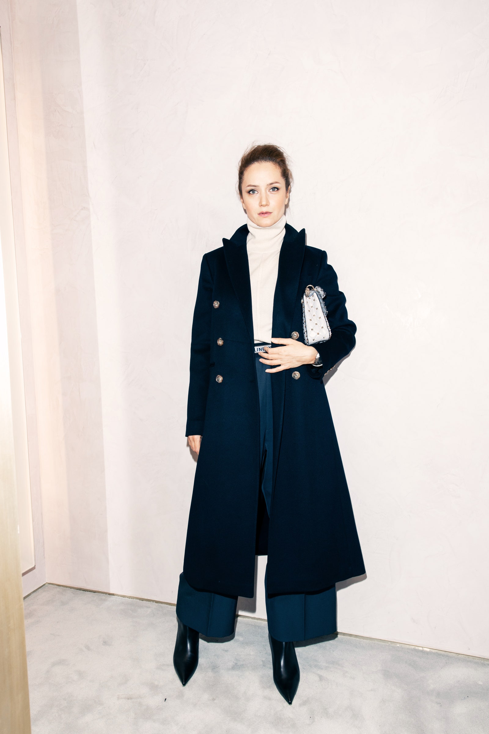 Пальто Victoria Beckham водолазка Chlo брюки Celine сумка Valentino сапоги Saint Laurent