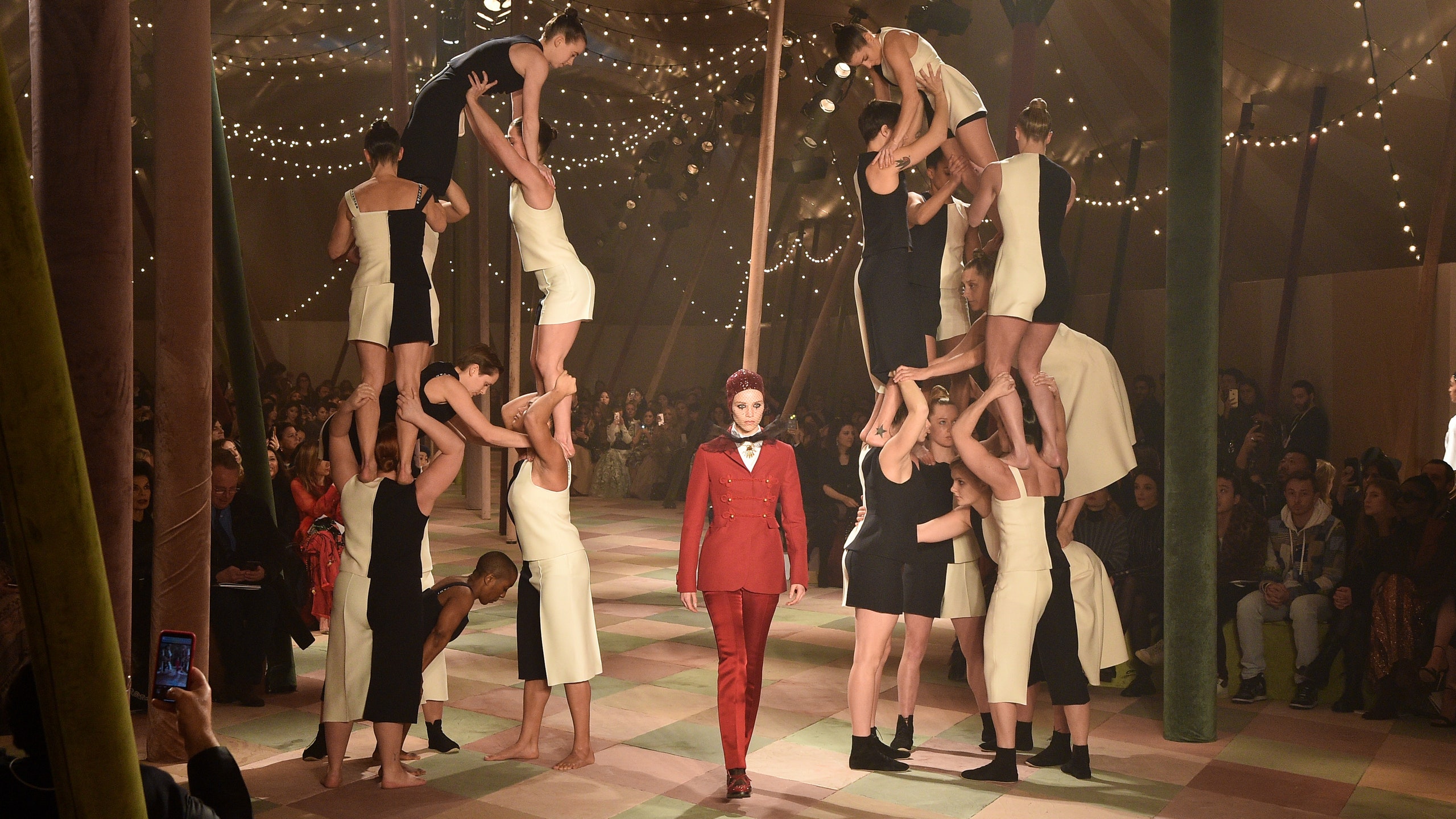 Показ Dior Haute Couture в Париже — Цирк на подиуме