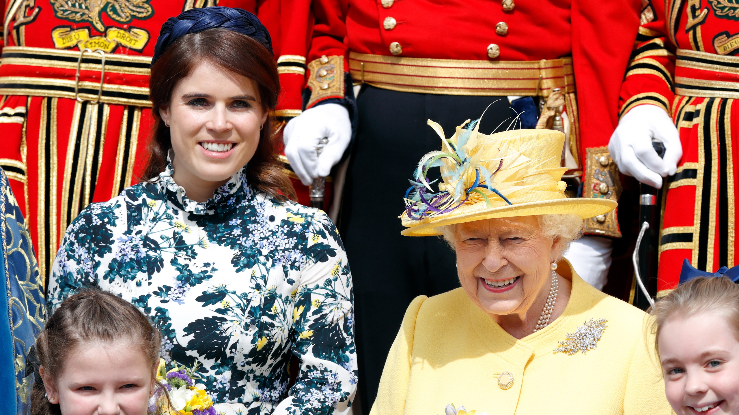 Королева Елизавета II и принцесса Евгения посетили праздничную службу в Виндзоре